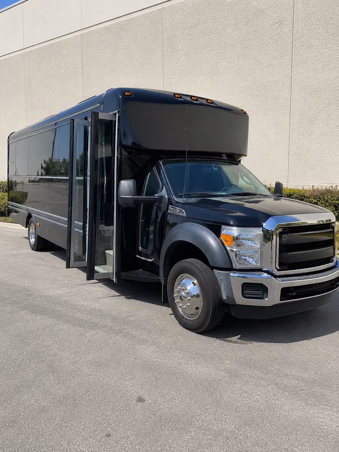 Oakland Birthday, Sweet 16, & Quinceañera Transportation party bus exterior